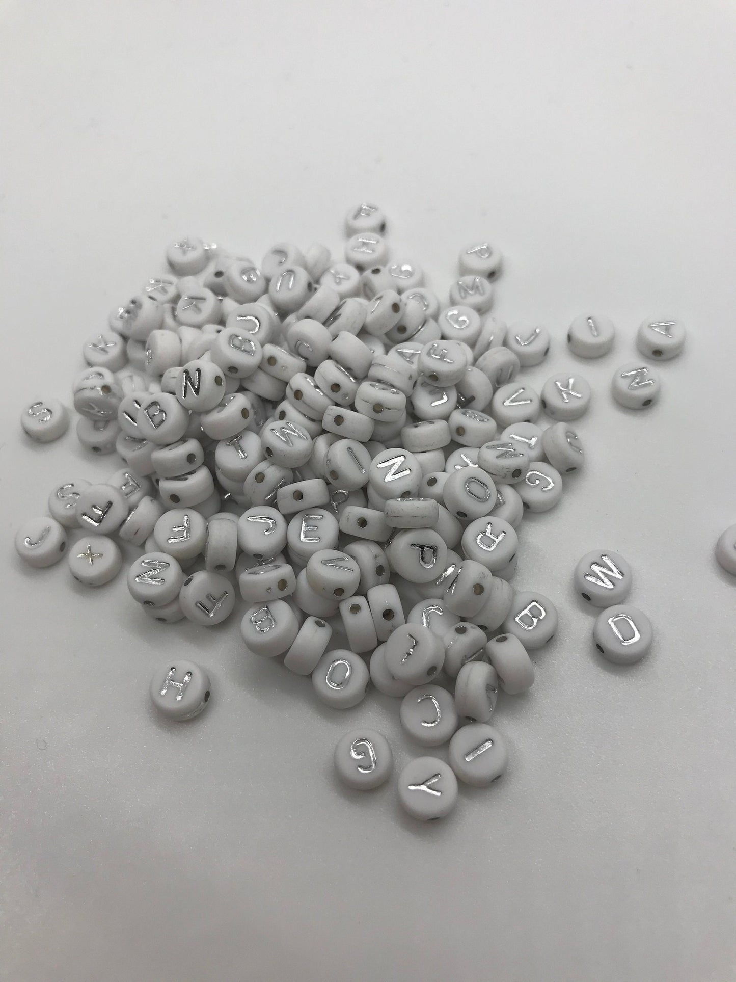 500 7mm Silver and White Alphabet Acrylic Beads